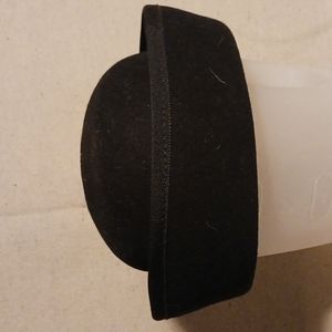Ladies black hat soft thick felt hat with ribbon trim.Black.